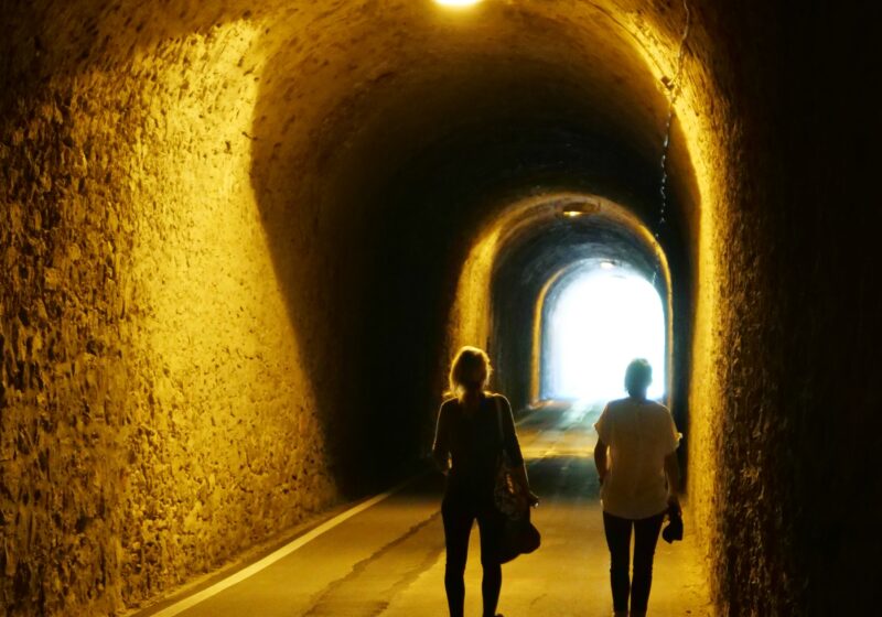 Passage dans le tunnel du dattier à Cavalaire sur Mer.