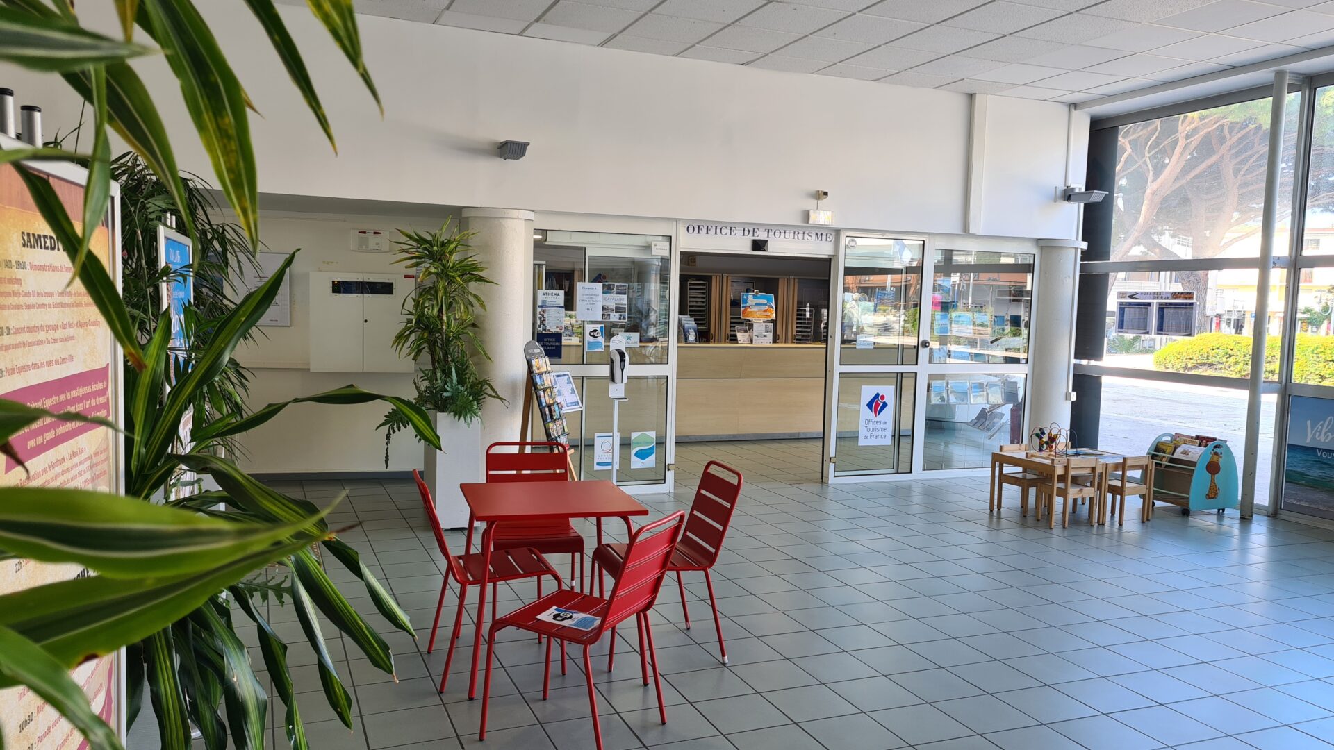 Hall de l'office de tourisme de Cavalaire sur mer, golfe de saint tropez