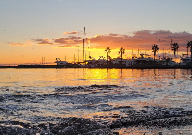 Coucher de soleil sur la plage avec la vue du port de Cavalaire au loin