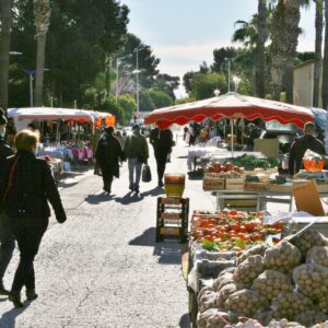 L'entrée du marché de Cavalaire, avec ses fruits, légumes.