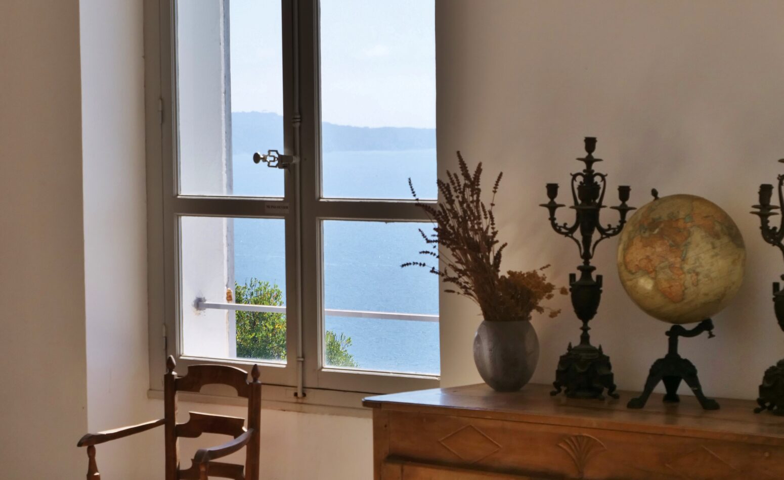 L'intérieur du domaine foncin avec une vue sur le ciel bleu de Cavalaire