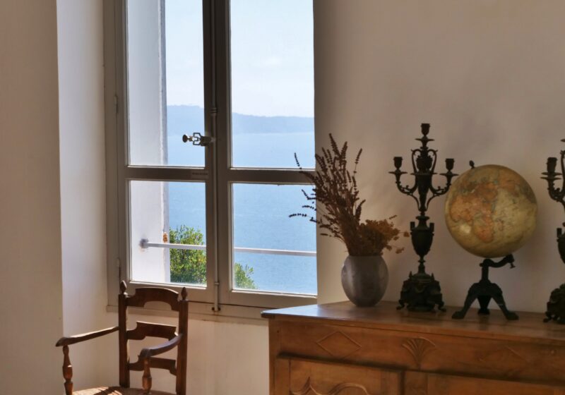 L'intérieur du domaine foncin avec une vue sur le ciel bleu de Cavalaire