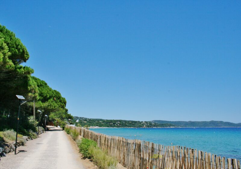 Chemin de la plage direction plage des dauphins à Cavalaire