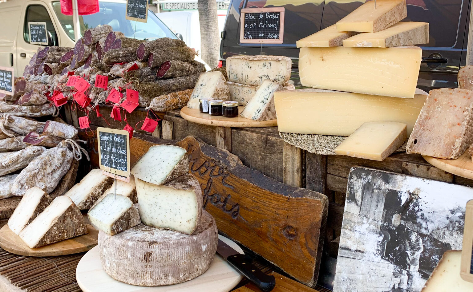 Stand de fromages et charcuterie du marché provençal de Cavalaire dans le sud de la france