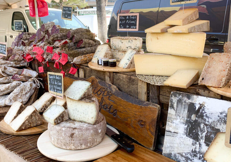 Stand de fromages et charcuterie du marché provençal de Cavalaire dans le sud de la france