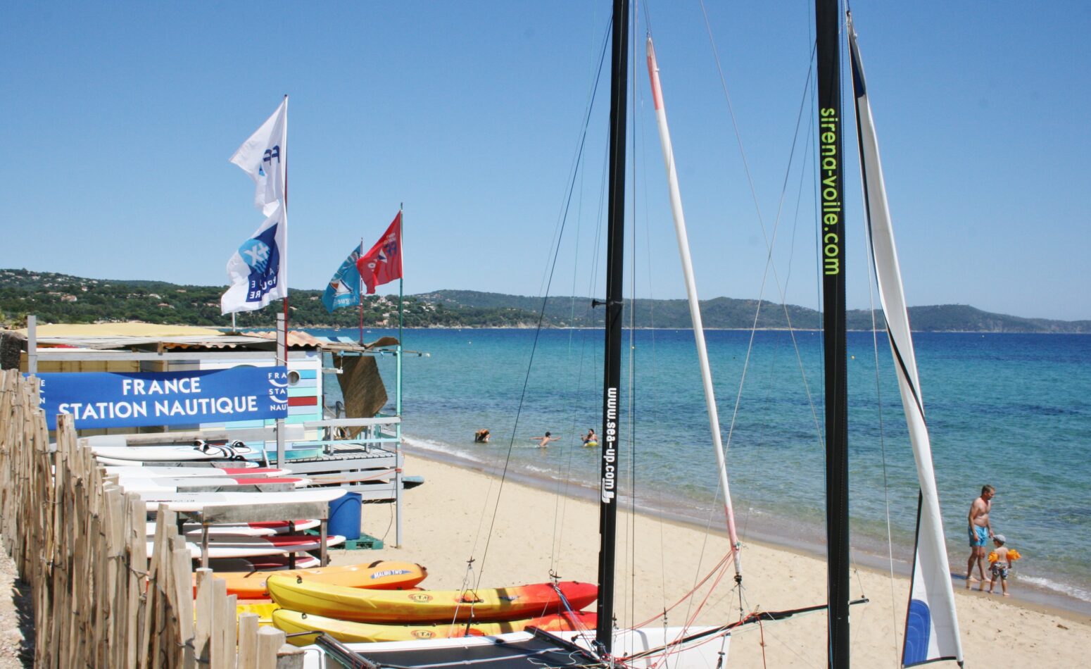 Nautisme à Cavalaire, avec des kayaks, voiles...