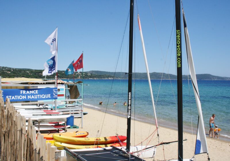 Nautisme à Cavalaire, avec des kayaks, voiles...