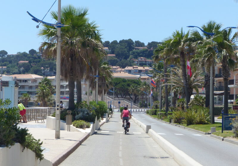 Voie cyclable V65 le long de la mer à Cavalaire sur mer