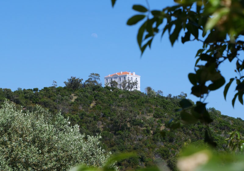 La maison Foncin perchée sur la corniche des Maures, dans le Var