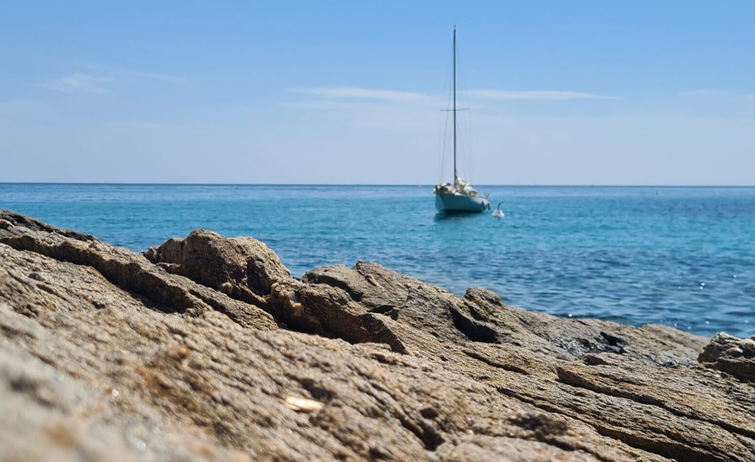 Voilier en mer dans les eaux turquoises de Cavalaire sur la côte d'Azur