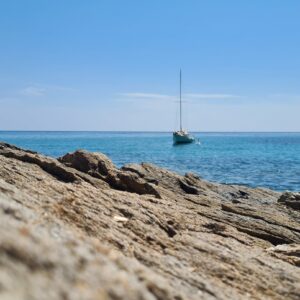 Voilier en mer dans les eaux turquoises de Cavalaire sur la côte d'Azur