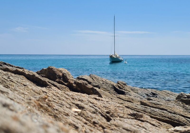 Voilier en mer dans les eaux turquoises de Cavalaire sur la côte d'Azur