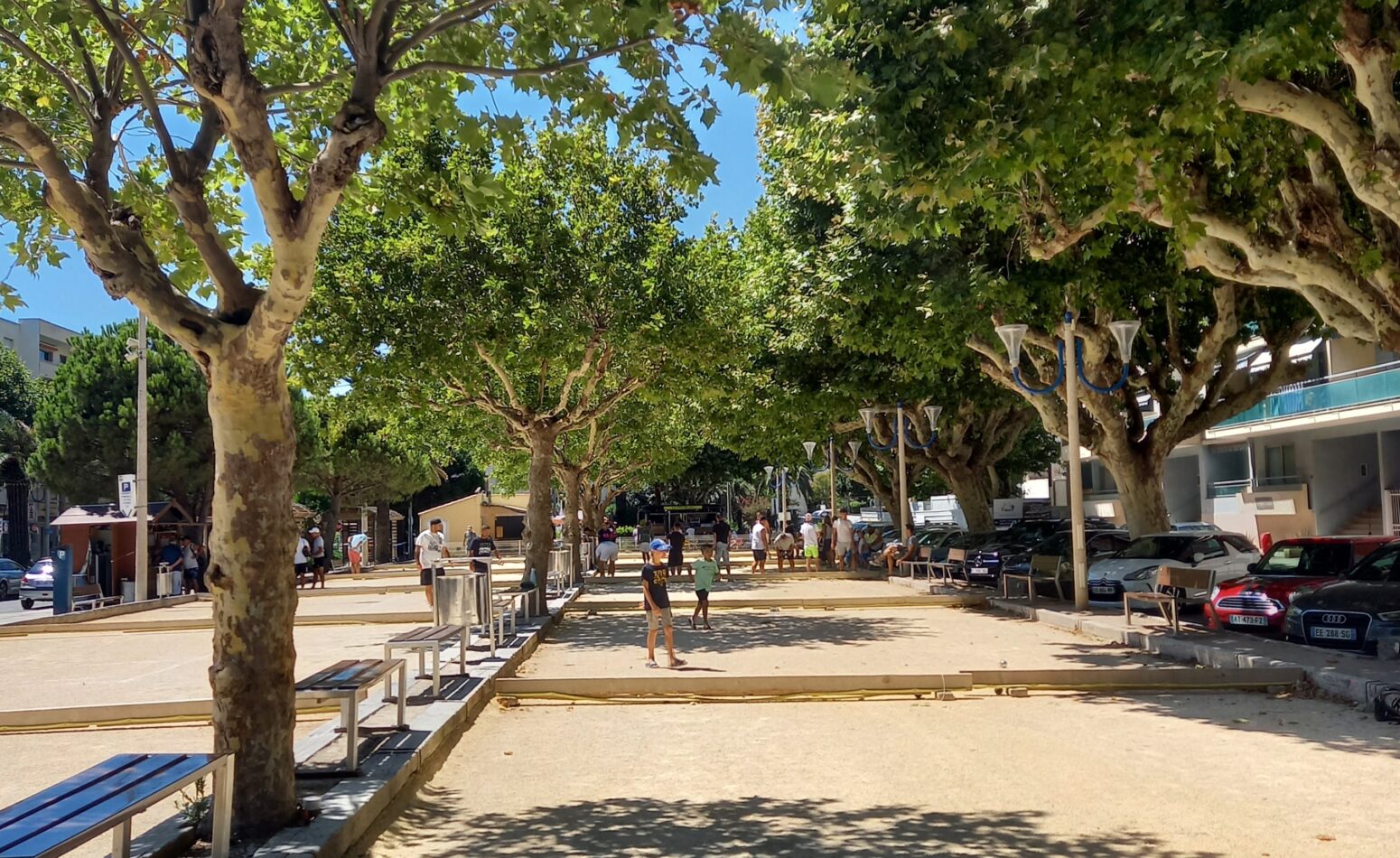 Traditionnel jeu de pétanque sur l'un des boulodromes de Cavalaire