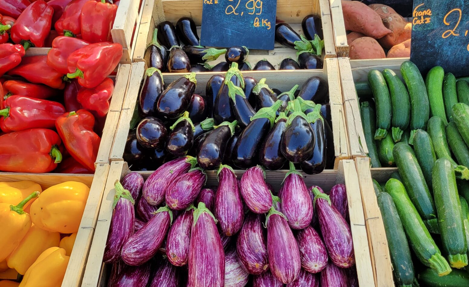 Légumes du marché provençal de Cavalaire sur mer et ses différents stands