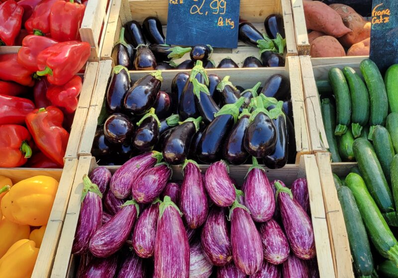 Légumes du marché provençal de Cavalaire sur mer et ses différents stands