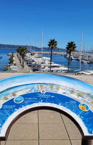 Point de vue avec table d'orientation de la maison de la mer de cavalaire