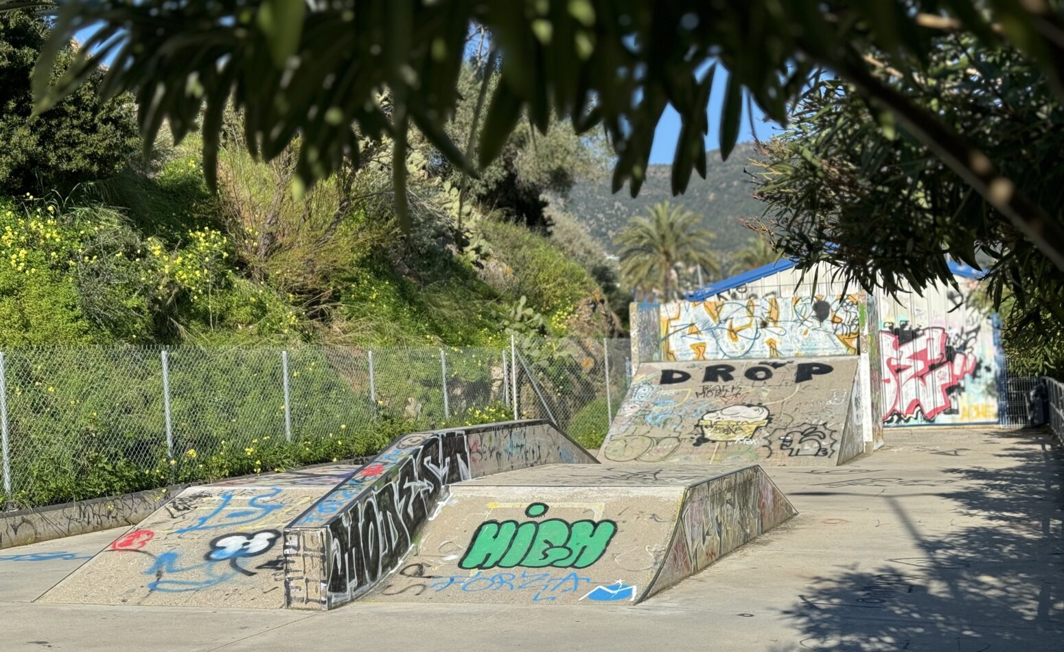 Skate park avec rampe en libre accès pour les jeunes de Cavalaire