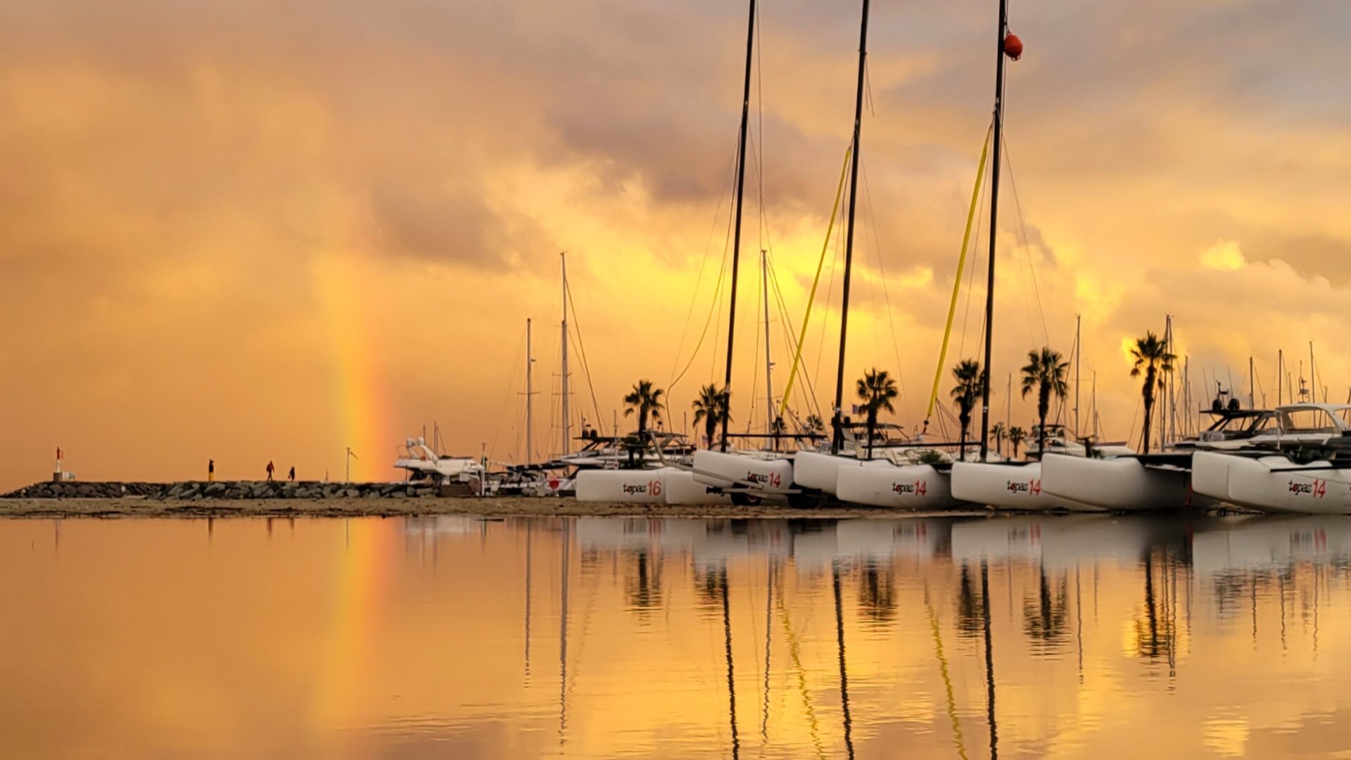 Arc en ciel à l'heure du coucher de soleil de Cavalaire sur mer sur la côte d'Azur