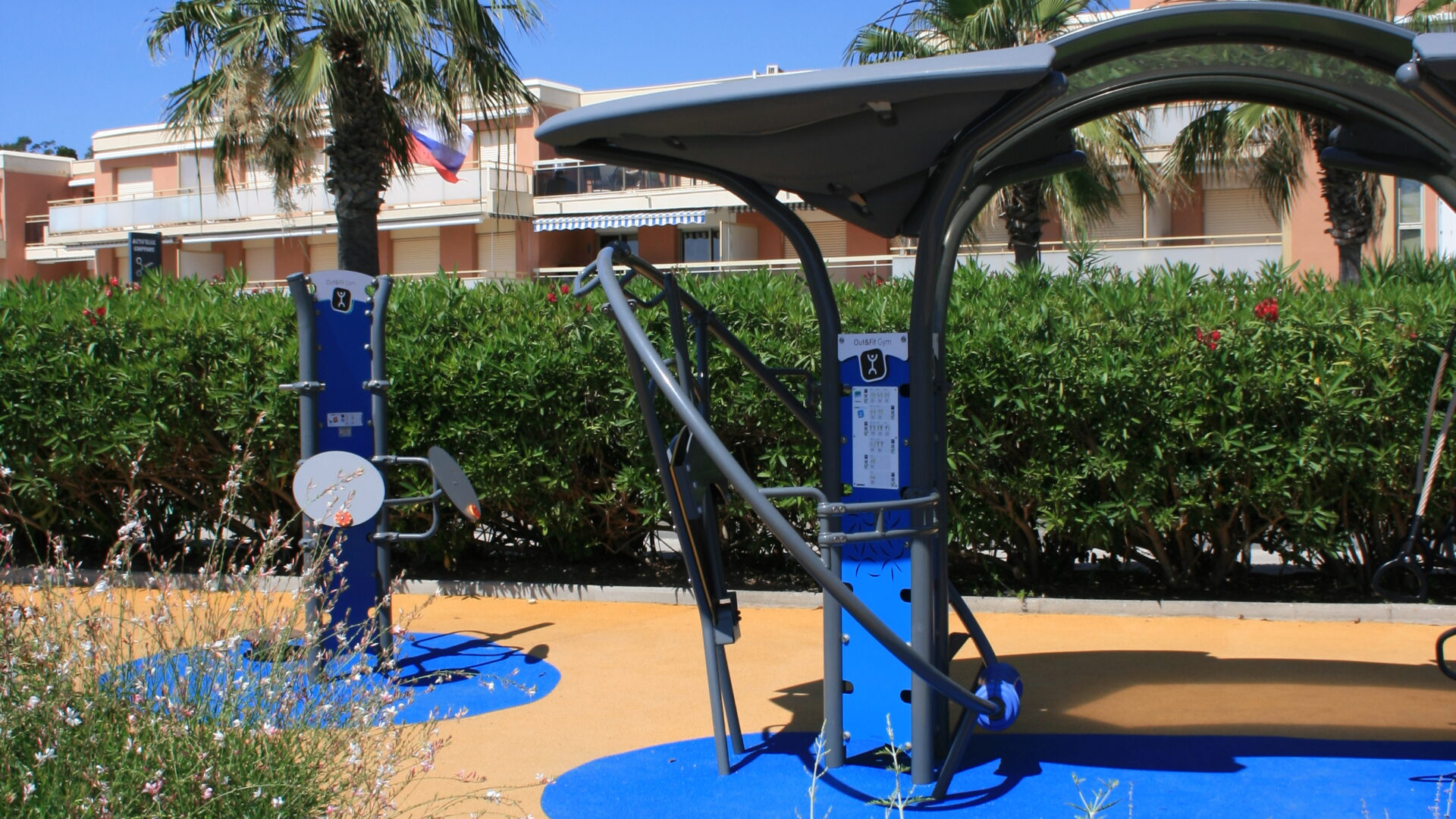 Agrès de sport en libre service en bord de mer à cavalaire