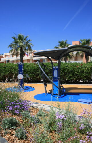 Agrès de sport en libre service en bord de mer à cavalaire