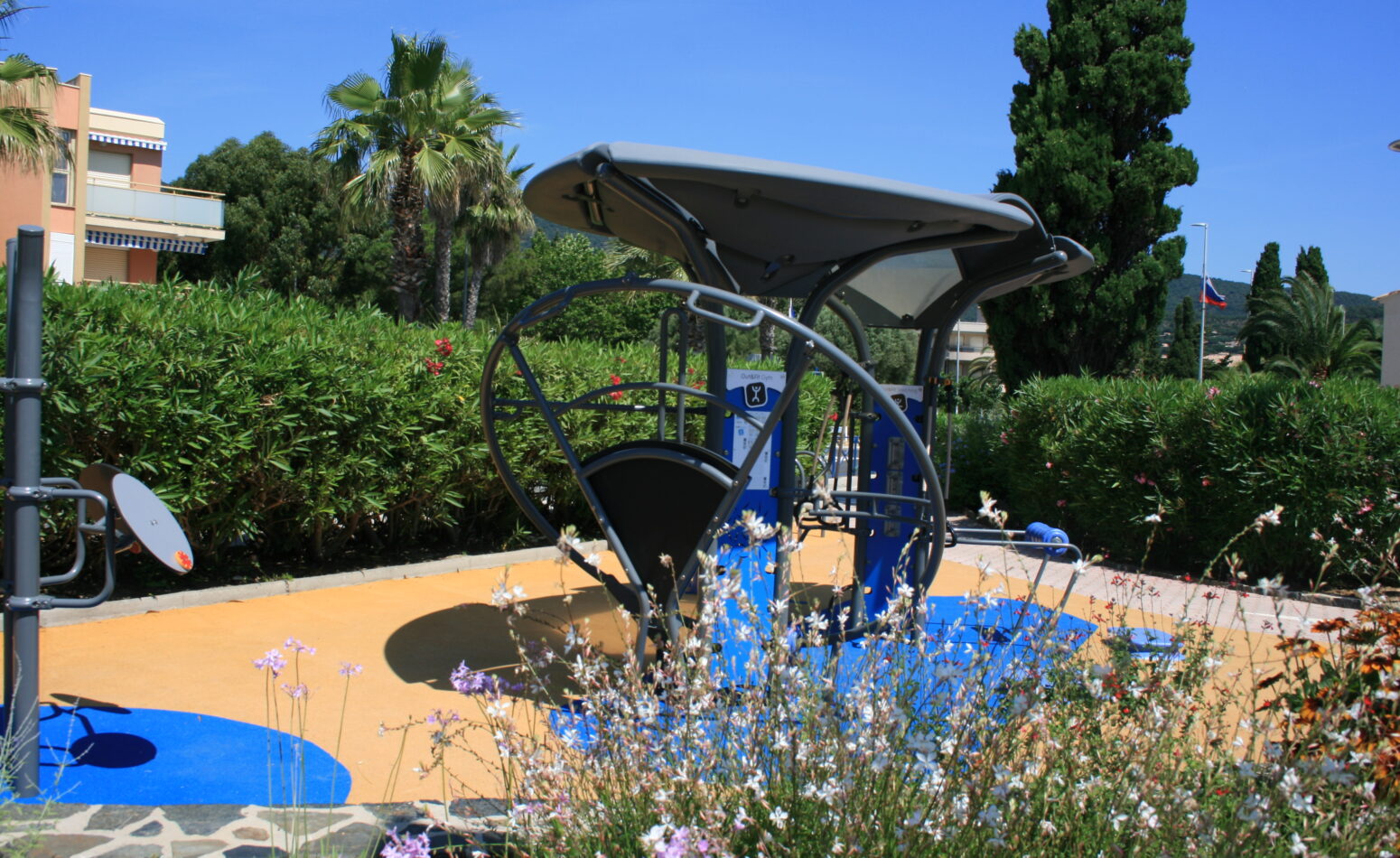 Agrès de sport en libre service en bord de mer à cavalaire