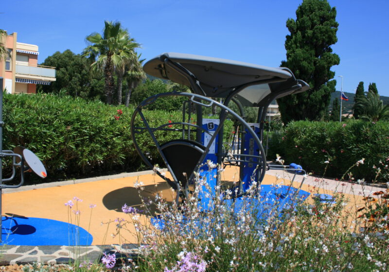 Agrès de sport en libre service en bord de mer à cavalaire