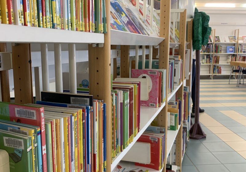 Livres pour enfants à la médiathèque de Cavalaire.