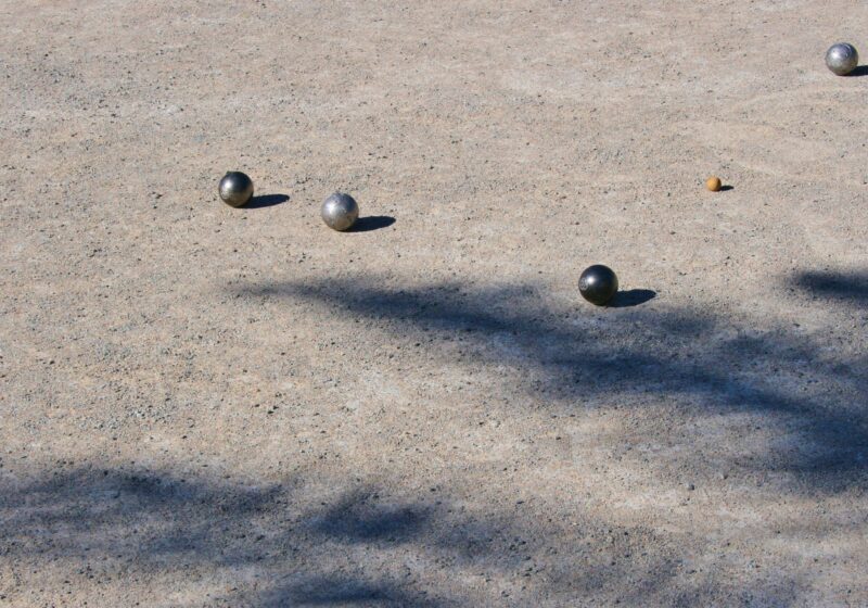 Traditionnel jeu de pétanque sur l'un des boulodromes de Cavalaire