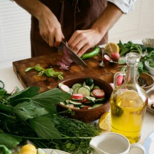 Préparer un petit plat en cuisine en suivant une recette provençale